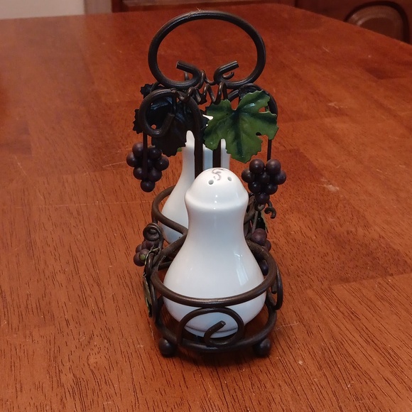 Vintage Salt and Pepper Shakers In A Basket With Grap Accent - Picture 3 of 8